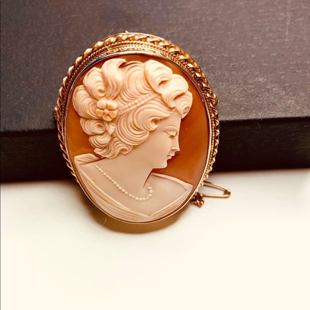 Gold plate Cameo pin